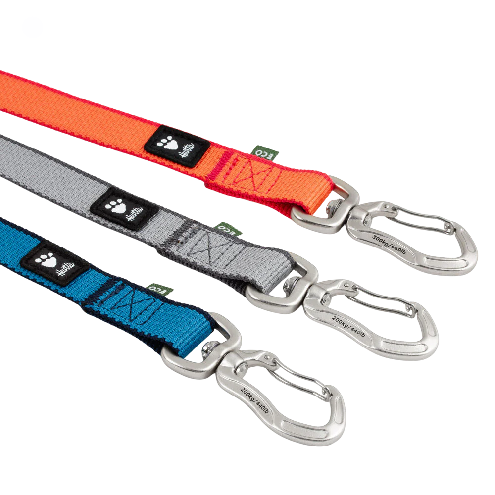 Multilong Leash II - Strawberry - Hurtta Três trelas para cães coloridas em azul, cinza e laranja com presilhas metálicas.