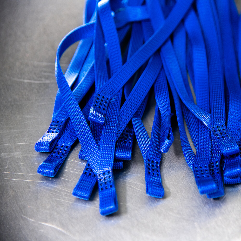 Aviator Vermelho - Bird Harness Várias faixas de tecido azuis sobre superfície metálica