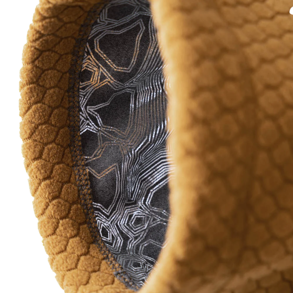 Warming Midlayer ECO Dog Jacket - Desert - Camisola interior - Hurtta Tecido interior com padrão geométrico dentro de material têxtil castanho texturizado