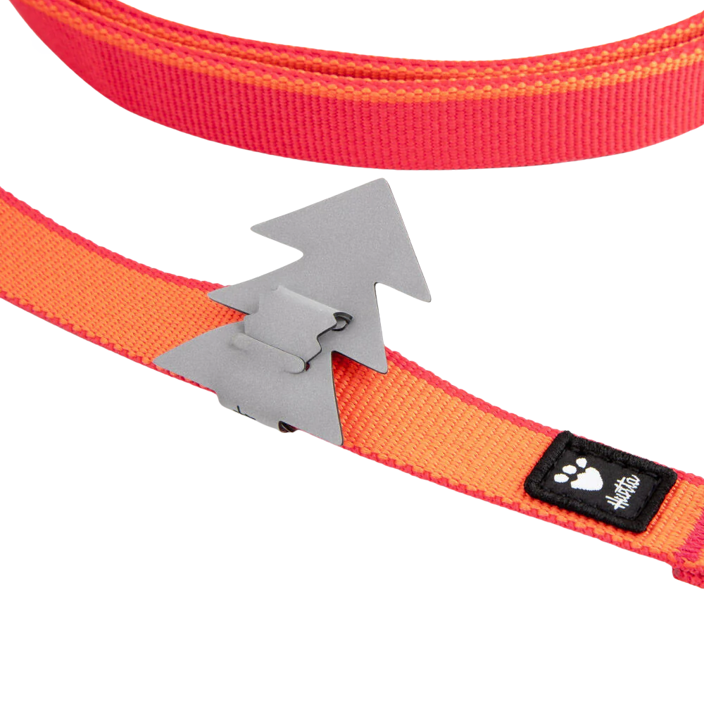Multilong Leash II - Strawberry - Hurtta Coleira ou trela laranja e vermelha com acessório metálico em forma de flecha e etiqueta preto com pata branca.