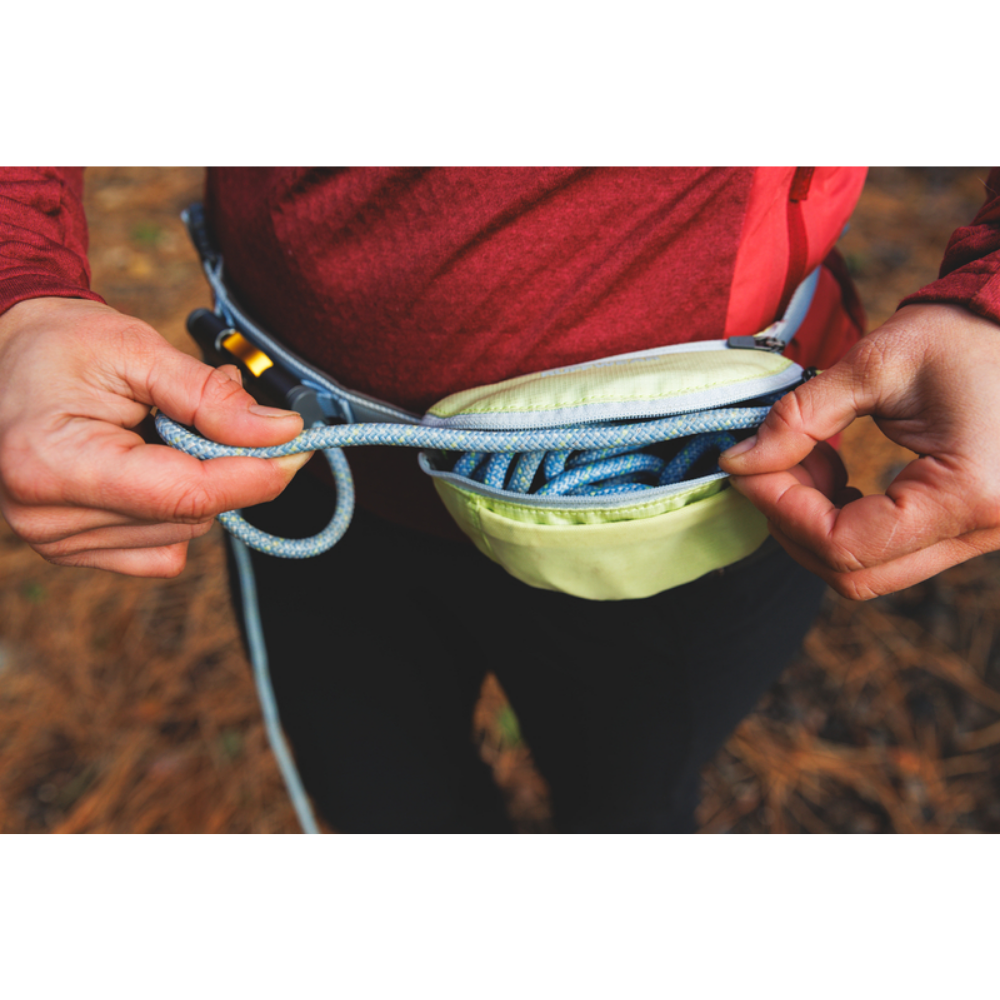 Hitch Hiker™ Leash - Sunny Lime - Ruffwear Pessoa com camiseta vermelha segurando corda azul enrolada em saco verde claro com fecho