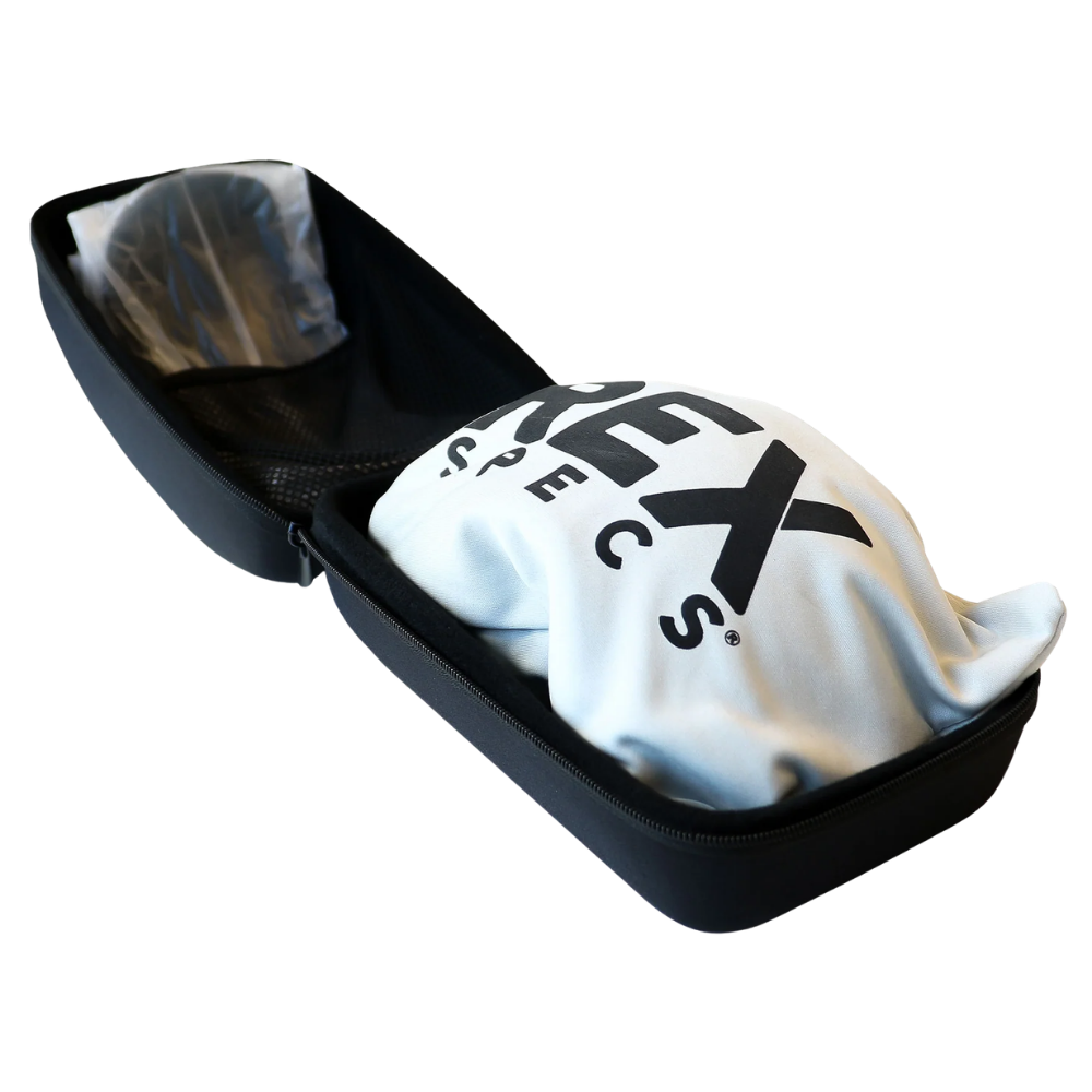 Rex Specs - Estojo protector - Hard Goggle Case Estojo preto aberto com pano branco com inscrições pretas dentro