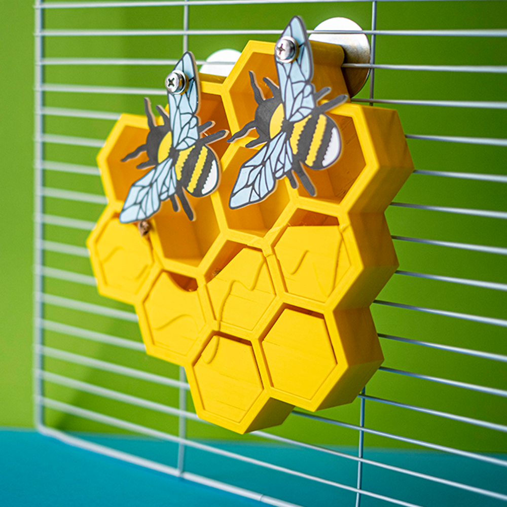 Honeycomb foraging toy Caixas amarelas para mel em formato de colmeia com abelhas, presas a estrutura metálica branca