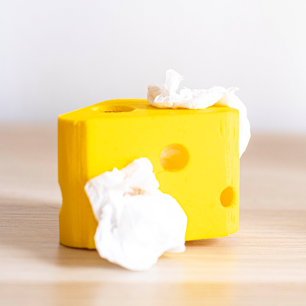 Cheesy bite Caixa de lenços amarela em forma de queijo com lenços brancos