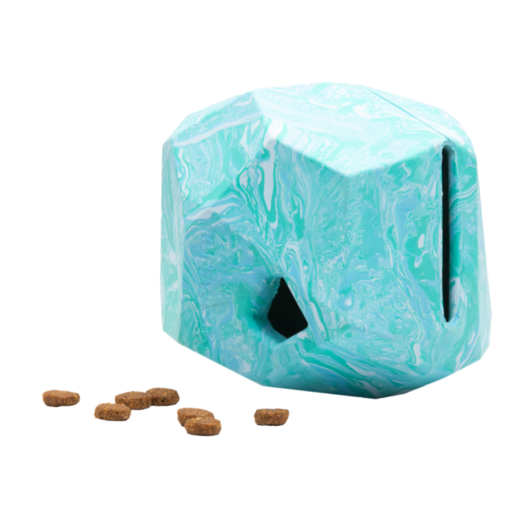 Gnawt-a-Rock™ - Glacial Blue Dispositivo dispensador de comida para animais azul marmorizado com bolachas secas