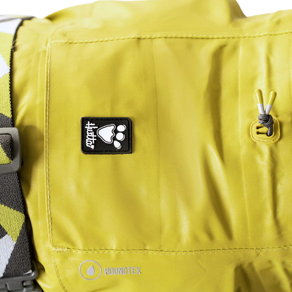 Mudventure Reflective Coat - TUMERIC - Capa da Chuva - Hurtta mochila ou saco amarelo impermeável com etiquetas e fecho ajustável