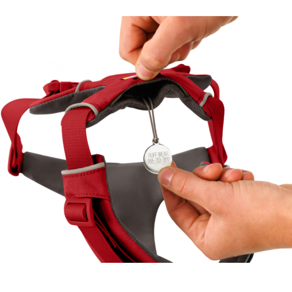 Front Range® Dog Harness - Red Canyon - Ruffwear Coleira peitoral vermelha para cão com pendente redondo que tem texto RUFF WEAR 888-789-3392