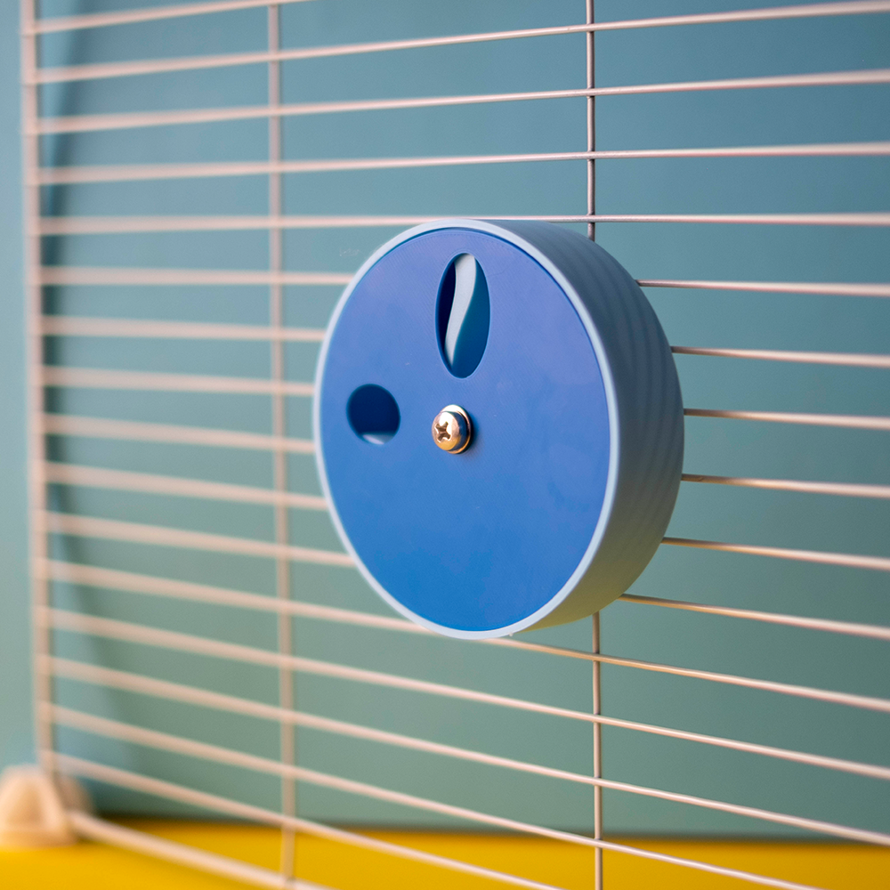 Large Foraging Wheel - tampa com 2 buracos Recipiente azul e branco numa gaiola para animais