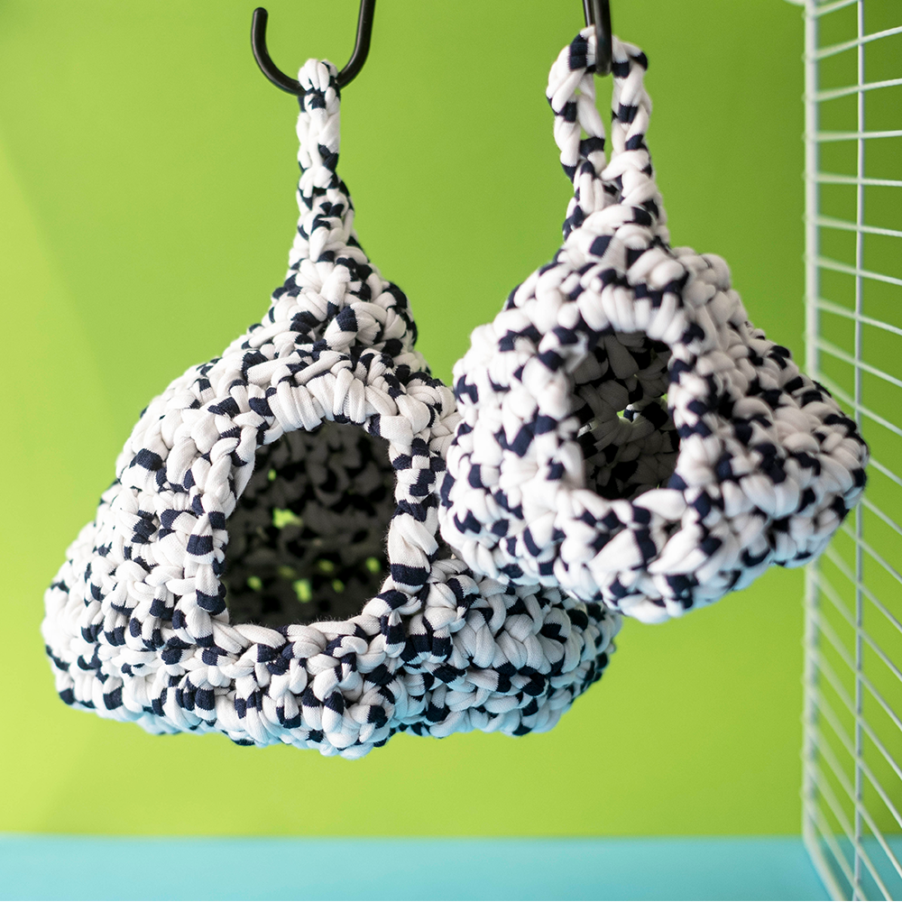 Ninho Azul e Branco em crochet para roedores Duas casinhas trançadas em tecido branco e preto penduradas em ganchos pretos