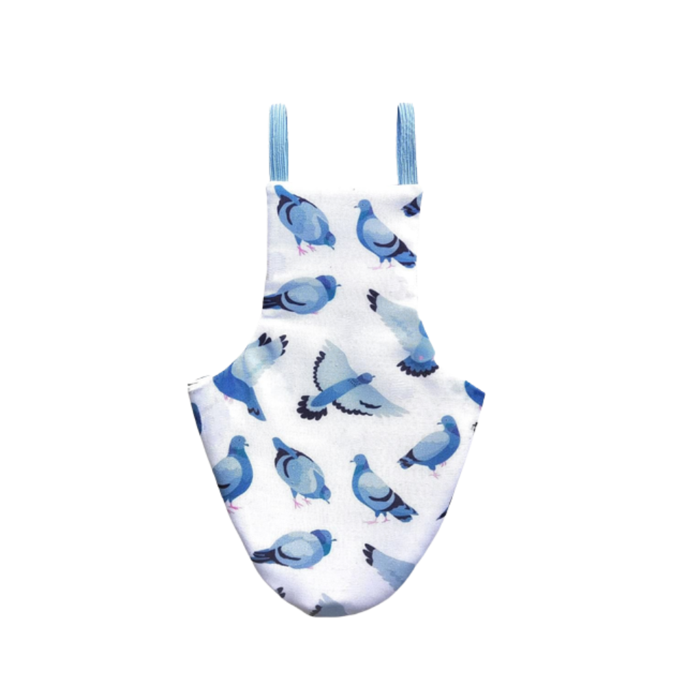 Calças higienicas para Pombos - Pombinhos - Fanzy Pants Peitoral para cão branco com padrão de pombos azuis