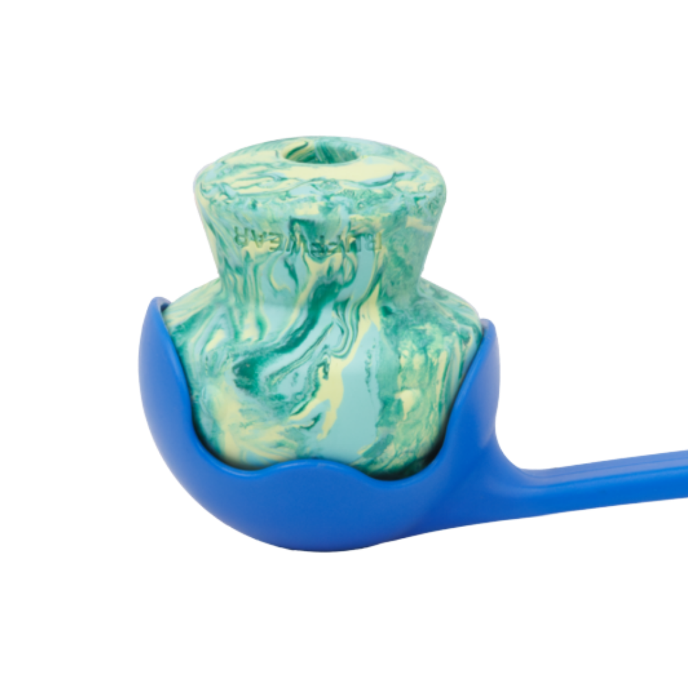 Toadstool™ Dog Toy - Moss Green - Ruffwear Suporte azul em plástico segurando objecto marmoreado verde e amarelo com texto HIVE MATTER.