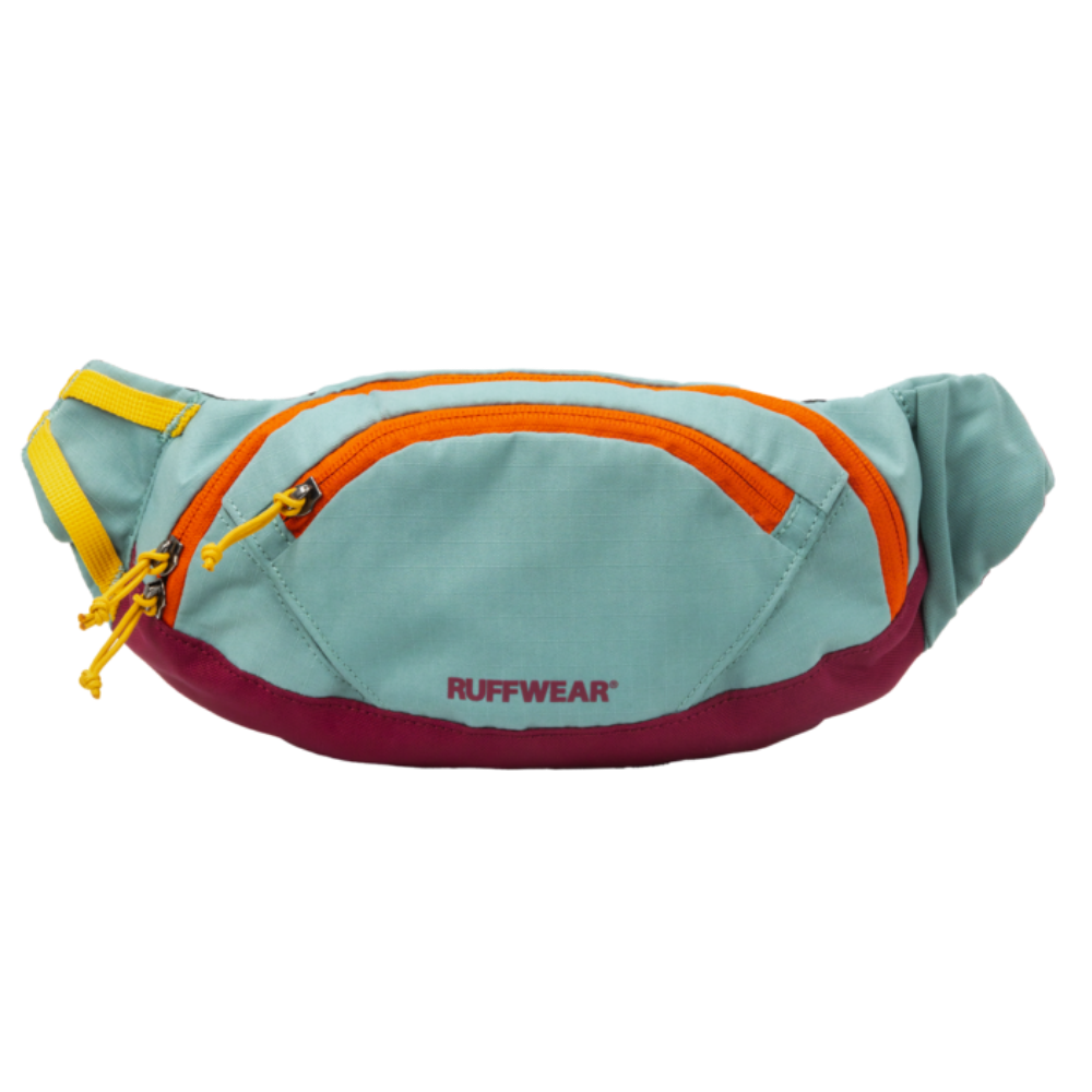 HOME TRAIL™ HIP PACK - River Rock Green - Ruffwear Bolsa cinto azul claro com detalhes em vinho e fecho laranja com puxadores amarelos