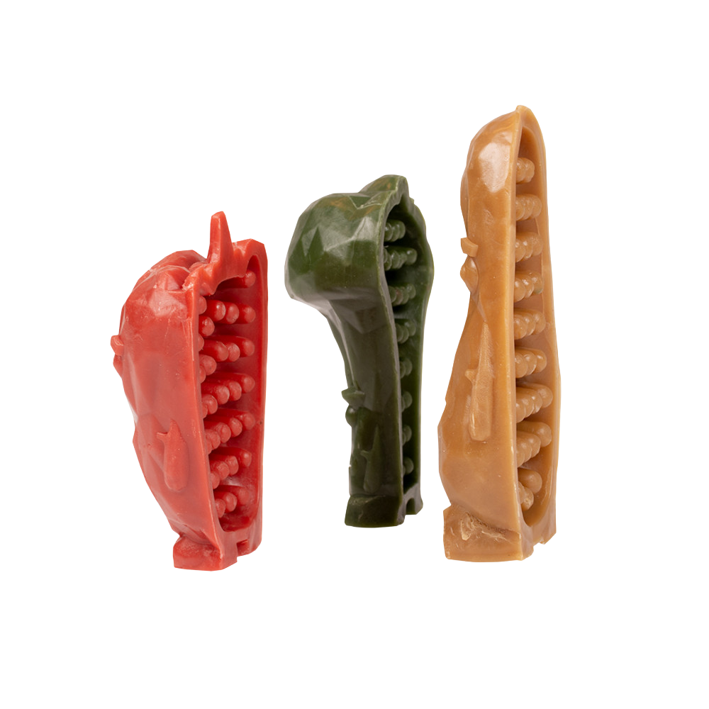Veggie Friends - Garden Bites - Snacks de Vegetais para Cães Três objetos plásticos de massagem dentados em vermelho, verde e bege