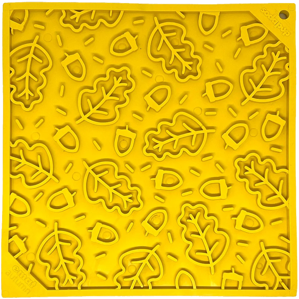 Tapete para Lamber Outono eMat LickMat Tapete emborrachado amarelo com padrão em relevo de folhas e bolotas de carvalho