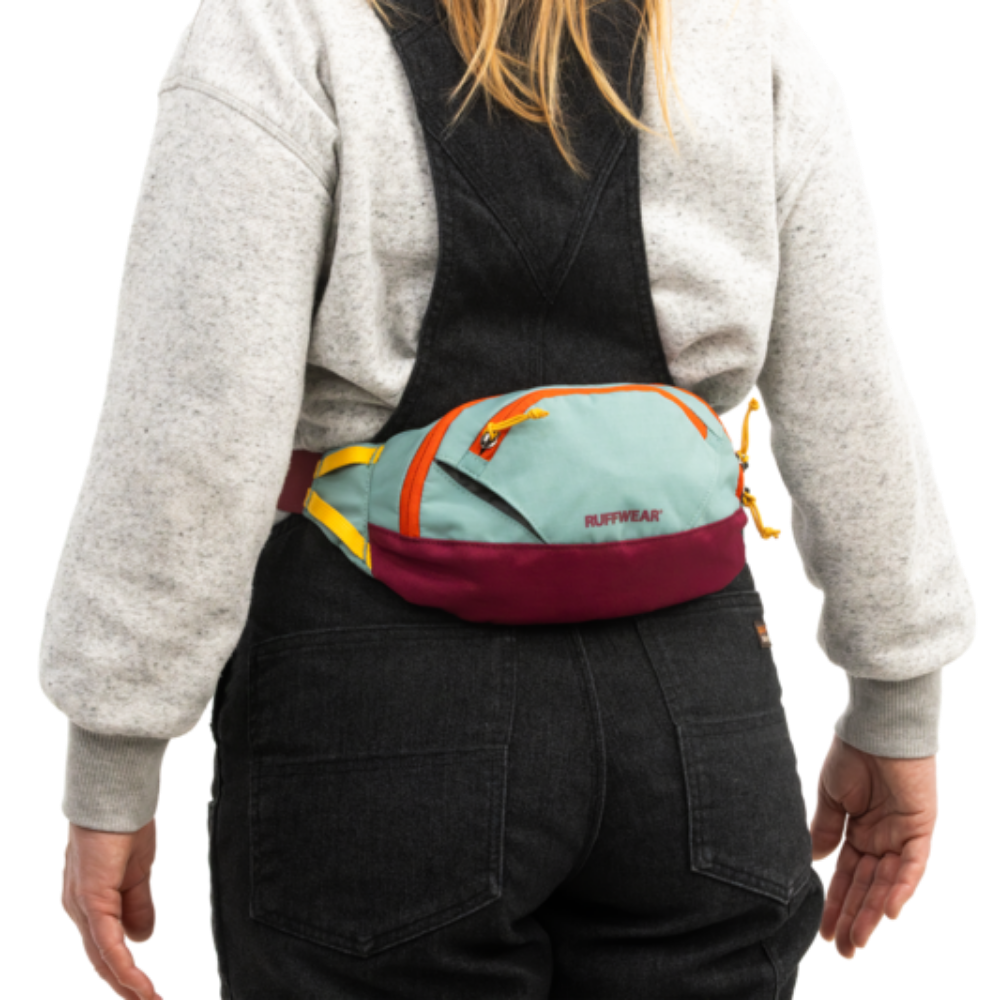 HOME TRAIL™ HIP PACK - River Rock Green - Ruffwear Bolsa de cintura multicolor usada por pessoa com roupa casuais
