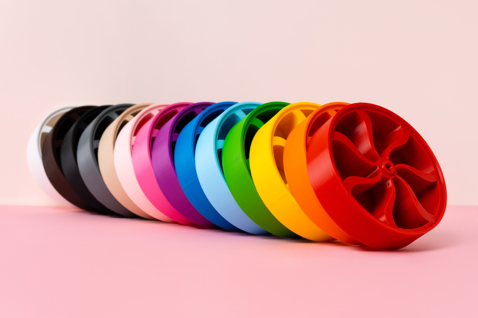 Large Foraging Wheel - tampa com 2 buracos Tambores plásticos coloridos alinhados em superfície rosa