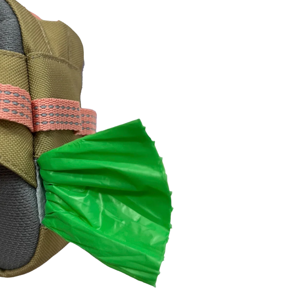 Alpha 360 - Bolsa - lavanda Dispensador de sacos plásticos verdes preso a bolsa de tecido bege com fita rosa.