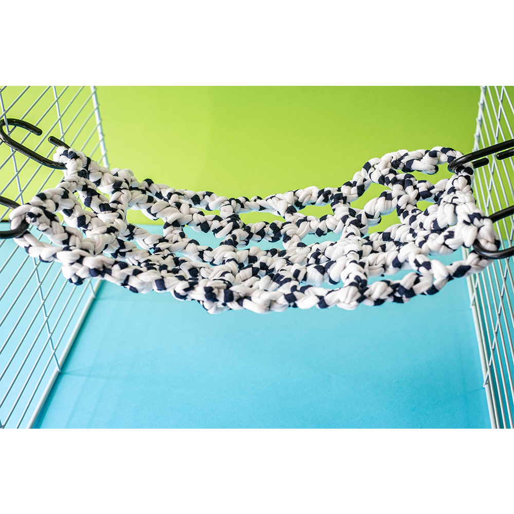 Rede Azul escura e Branca em Crochet - Fall Breakers Rede almofadada branca e preta em armação metálica branca com ganchos pretos