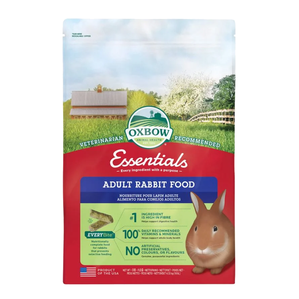 Oxbow Coelho Adulto Embalagem de alimento para coelhos adultos Oxbow Essentials com coelho, texto informativo e fundo natural