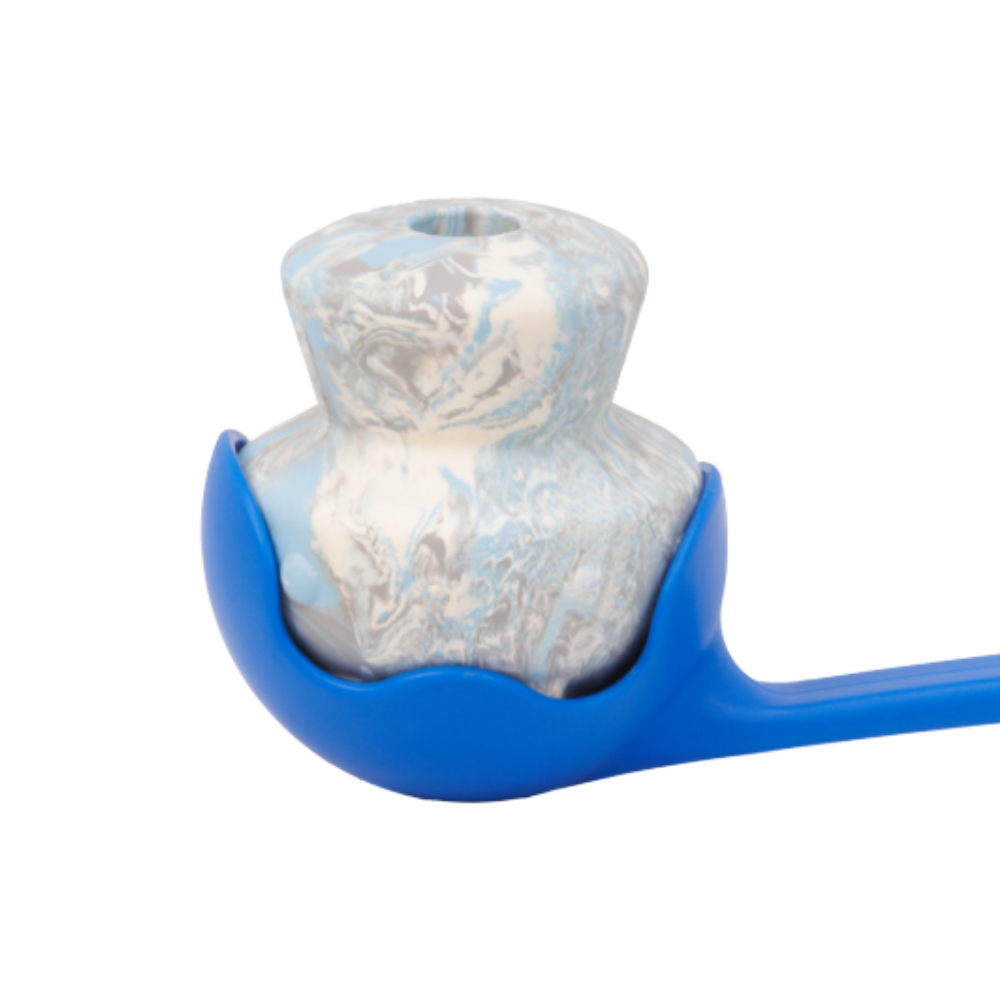 Toadstool™ Dog Toy - Gray Sky - Ruffwear Suporte azul segurando objeto marmoreado azul, branco e cinza