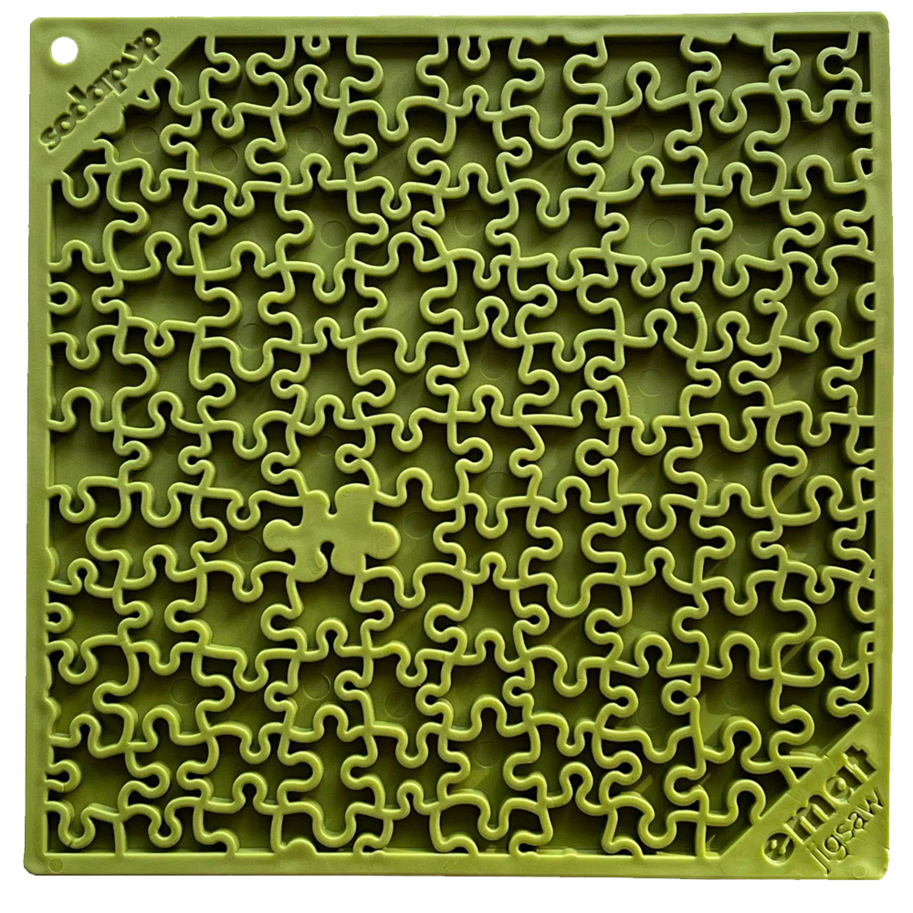 Tapete de lamber Puzzle eMat! LickMat Peça de puzzle quadrado verde oliva com recortes irregulares e texto 'ecosign®' e 'artnet 1984' nos cantos