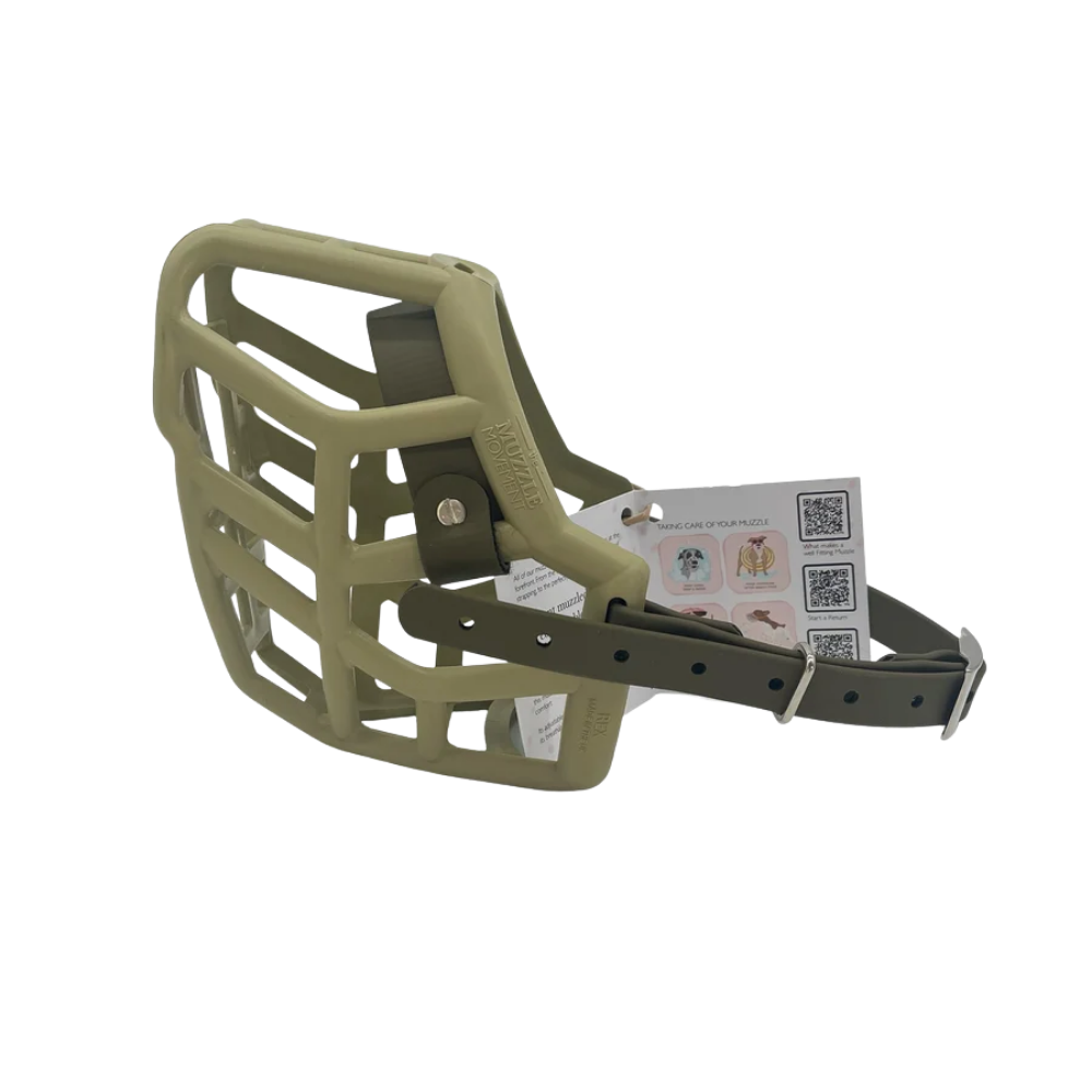Rex - The Muzzle Movement Focinheira para cão bege com tiras pretas e etiqueta com ilustrações e código QR