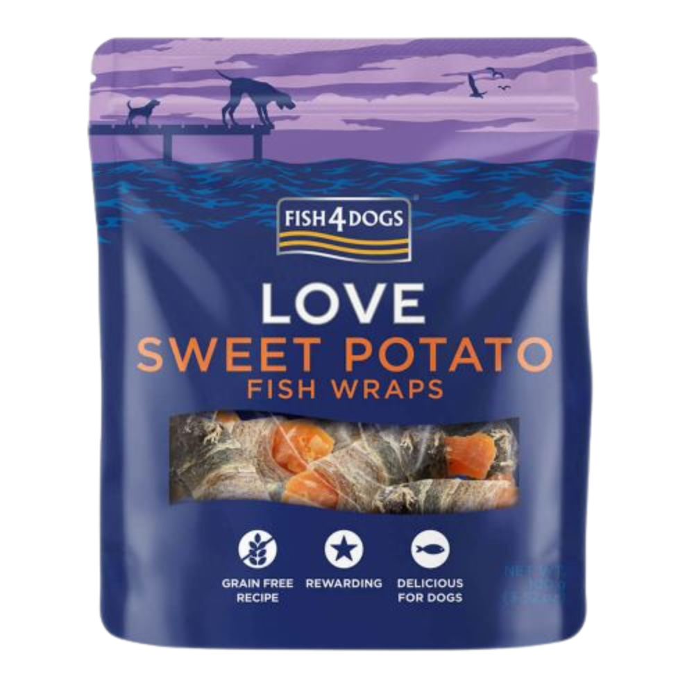 Batata Doce Fish Wraps - 100g Embalagem azul de snacks para cães Fish 4 Dogs Love Sweet Potato Fish Wraps com ilustração e texto