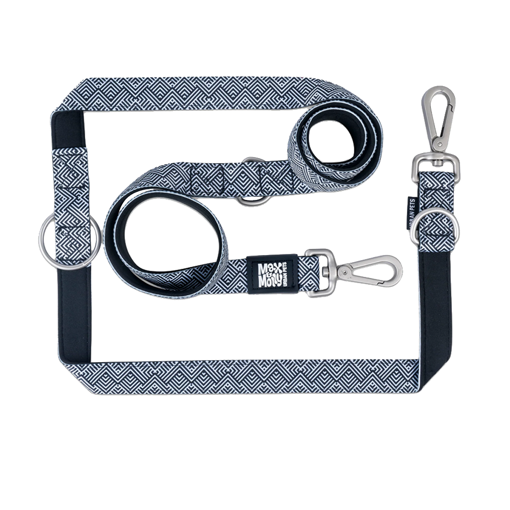 MAX & MOLLY - TRELA MULTI Mykonos Black Conjunto de trela e peitoral com padrão geométrico azul e branco e fechos metálicos