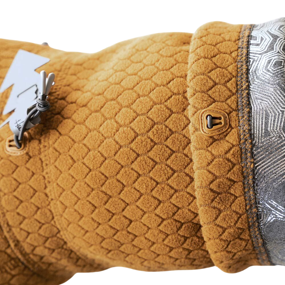 Warming Midlayer ECO Dog Jacket - Desert - Camisola interior - Hurtta Manga castanha acolchoada em padrão hexagonal com cordão ajustável cinza e tecido prateado geométrico