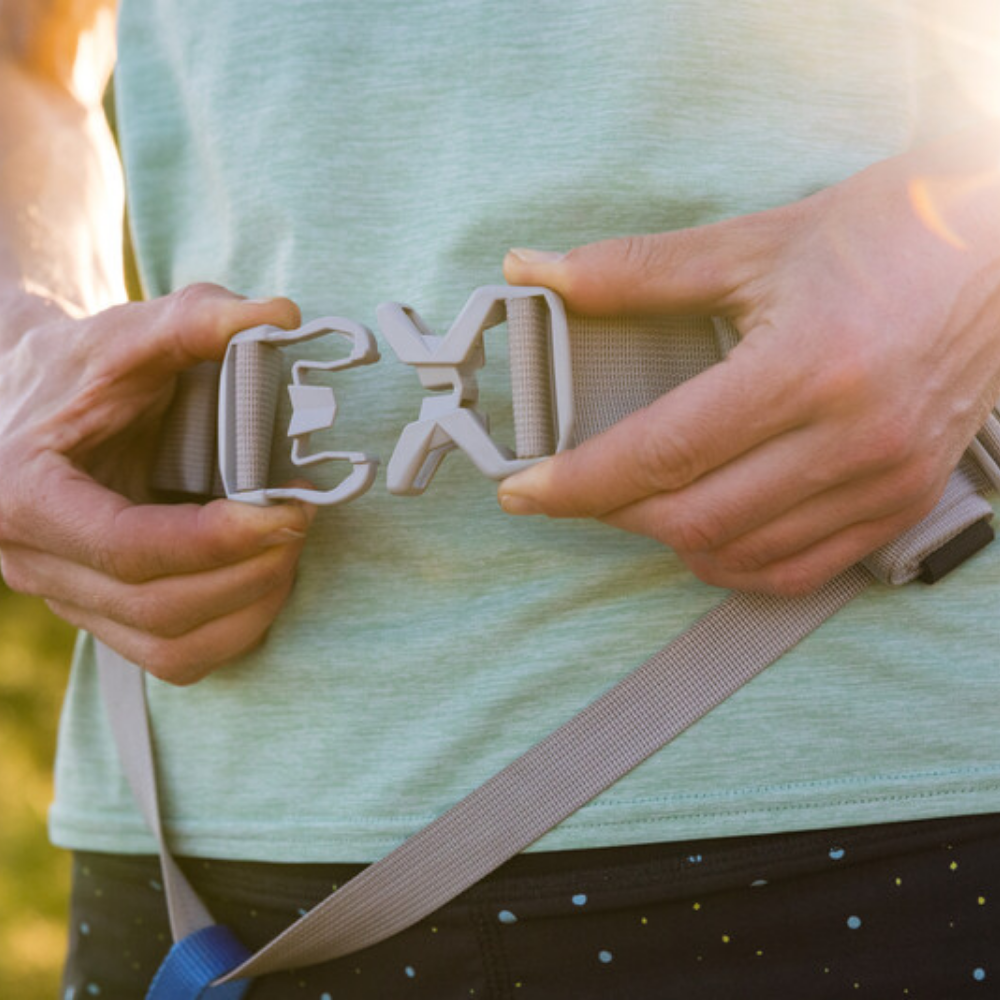 Trail Runner™ Running Belt - Lichen Green Mãos fechando fivela plástica cinza clara com correia cinza claro