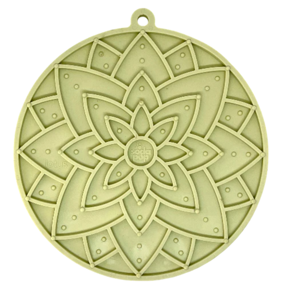 Tapete Lotus eMat Enrichment Lickmat com ventosas Suporte redondo para panelas em silicone verde claro com padrão de flor e texto soda POP COOK no centro
