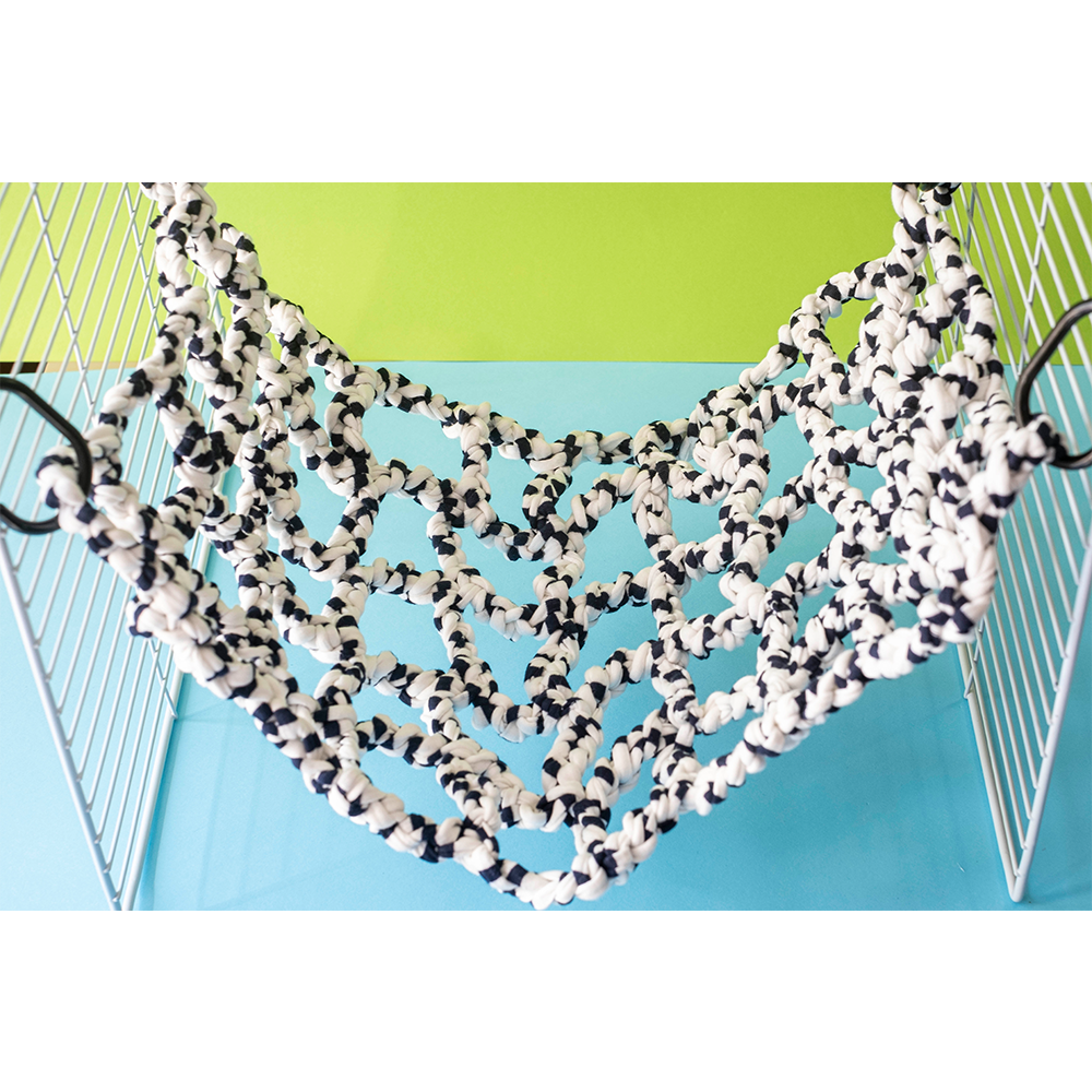 Rede Azul escura e Branca em Crochet - Fall Breakers Rede de descanso trançada em corda preta e branca suspensa numa estrutura metálica