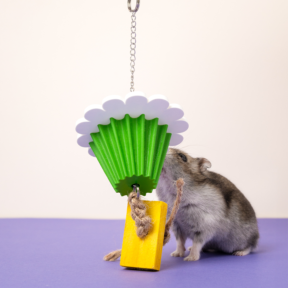 Mini Cup Foraging Flower Chaveiro decorativo com flor verde e branca e madeira amarela, hamster a interagir