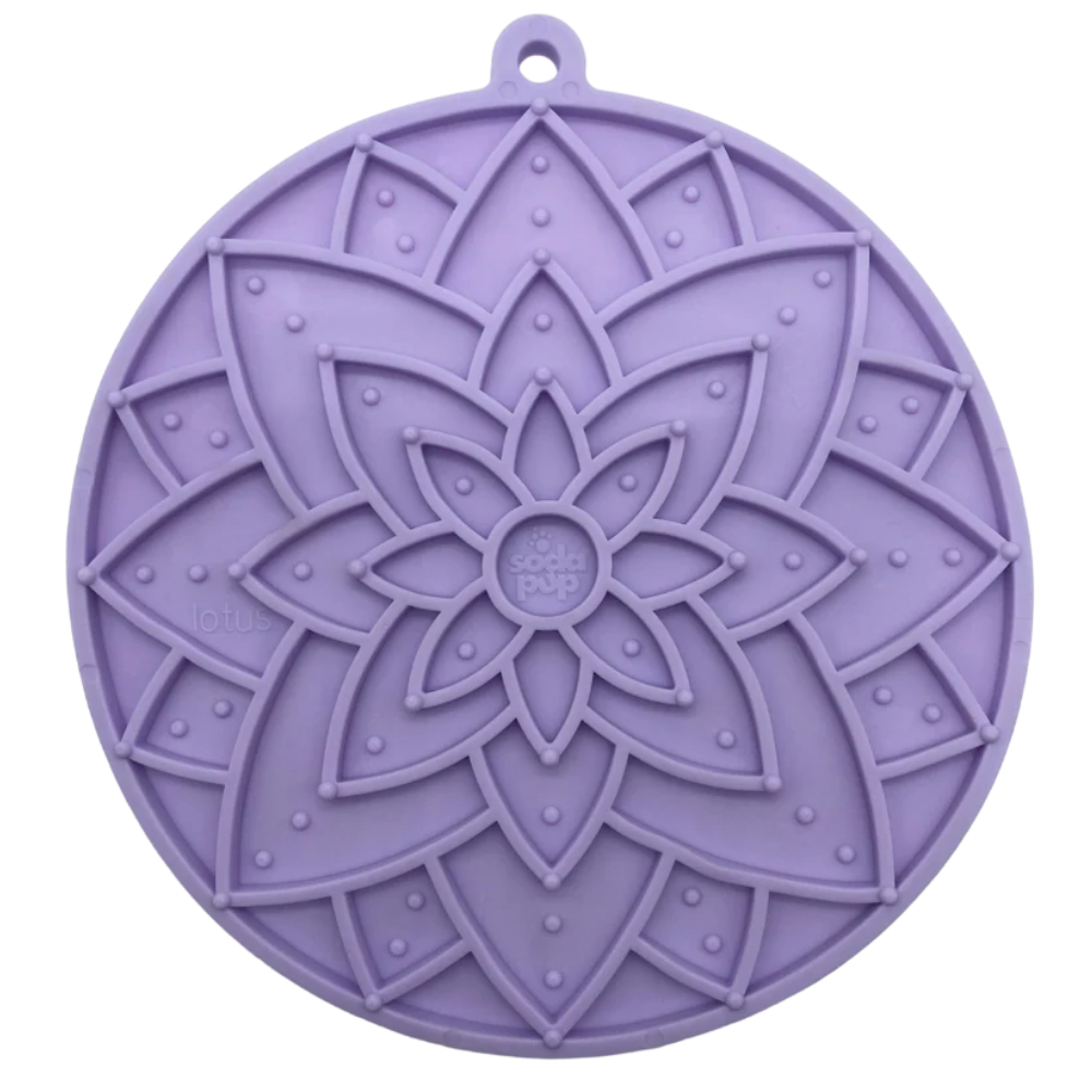 Tapete Lotus eMat Enrichment Lickmat com ventosas Tapete redondo lilás de silicone com padrão floral em relevo