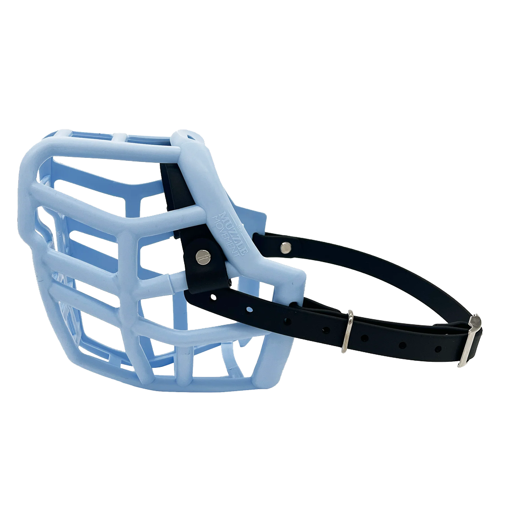 Neli - The Muzzle Movement Focinho plástico branco com correia preta ajustável para cães