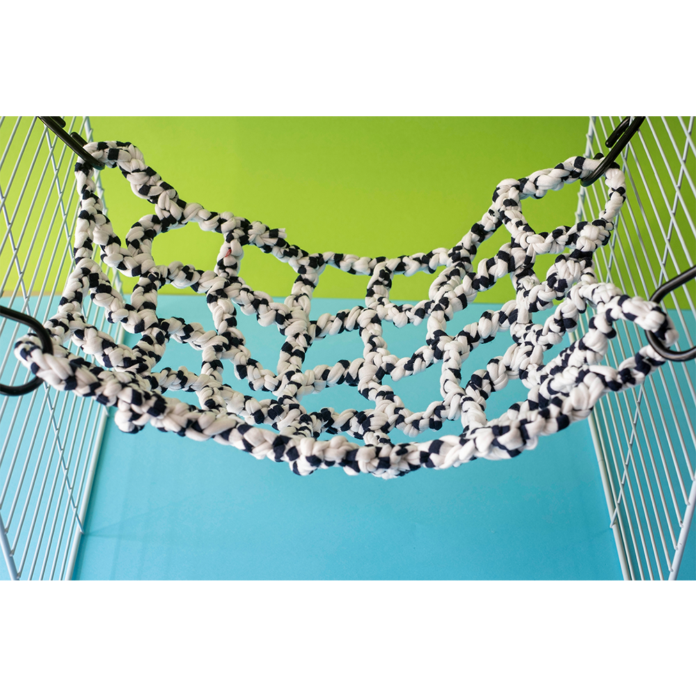 Rede Azul escura e Branca em Crochet - Fall Breakers Rede trançada preto e branco pendurada em estrutura metálica branca