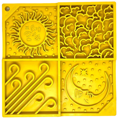 Conjunto de quatro moldes amarelos com relevos de sol, nuvens, linhas e lua.