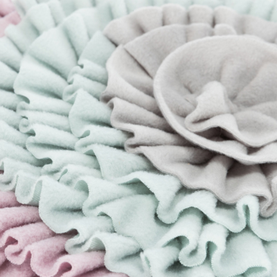 Flores decorativas de feltro em tons pastel sobre fundo claro