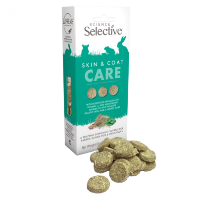 Suplemento para pele e pelagem para pequenos roedores em embalagem branca e verde com bolachas nutritivas ao lado