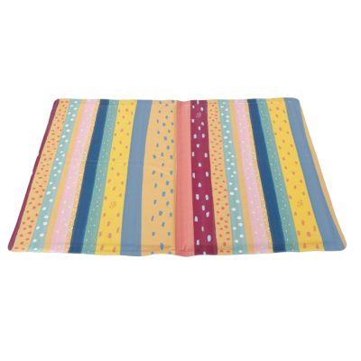 tapete ou manta com riscas verticais coloridas e pontilhadas