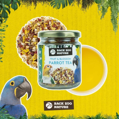 Frasco de chá para papagaios com rótulo colorido e mistura de chá seca ao lado sobre fundo amarelo com folhas