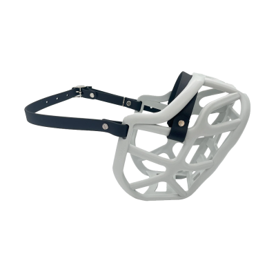 Muzelo branco de plástico rígido com tiras ajustáveis azuis