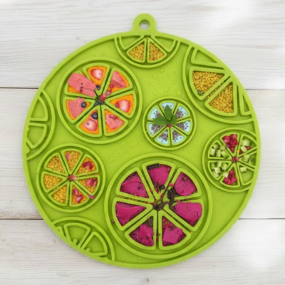 Tabuleiro verde em silicone com divisórias e alimentos coloridos organizados