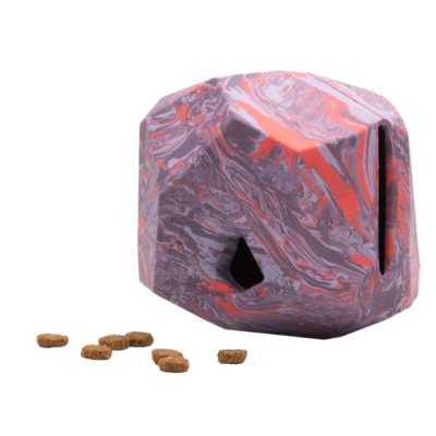 Dispositivo dispensador de comida para animais com padrão marmoreado vermelho e cinza e pellets de comida