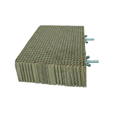 Bloco retangular de papelão canelado com parafusos metálicos laterais