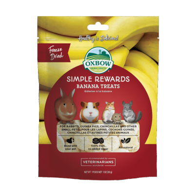 Pacote vermelho de snacks para animais Oxbow Simple Rewards Banana Treats com imagens de pequenos roedores