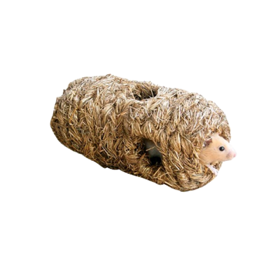 Túnel trançado de palha com pequeno roedor à entrada