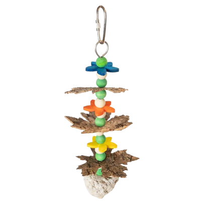 Brinquedo colorido para pássaros com contas e pedaços de madeira pendurado em suporte metálico