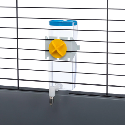 Comedouro plástico fixado em gaiola com barrotes pretos e base cinzenta