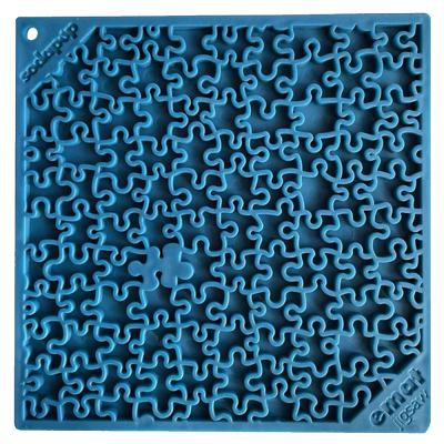 Puzzle azul de plástico com peças encaixadas e texto em relevo